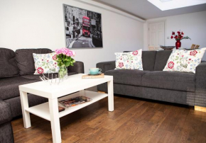 Apt 3, Trafalgar Sq Duplex, 3rd & 4th floor by Indigo Flats